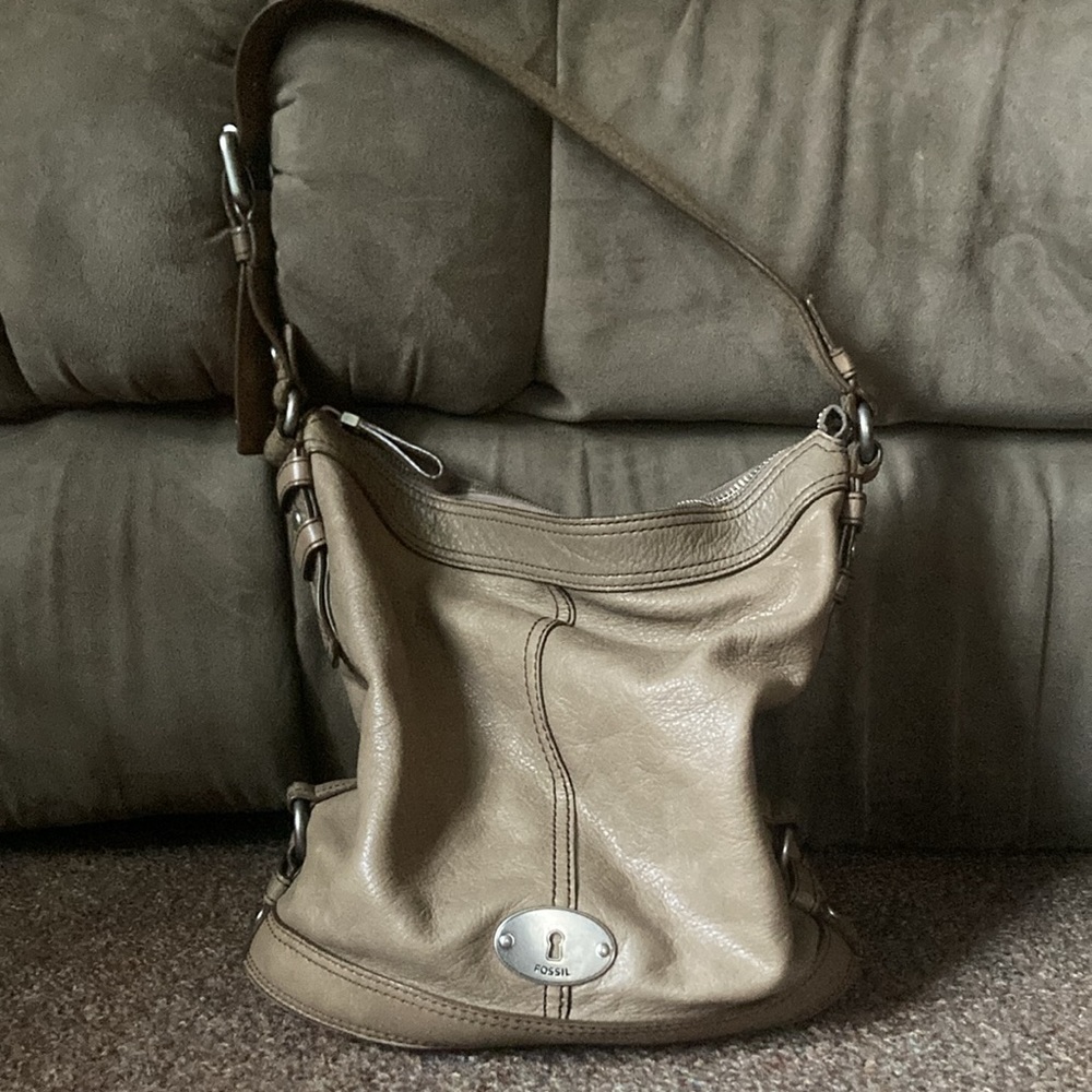 Fossil Shoulder Bag. Cowhide leather. Used. Pet and smoke free household.